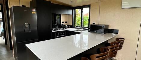 Jääkaappi, mikroaaltouuni, uuni, liesi