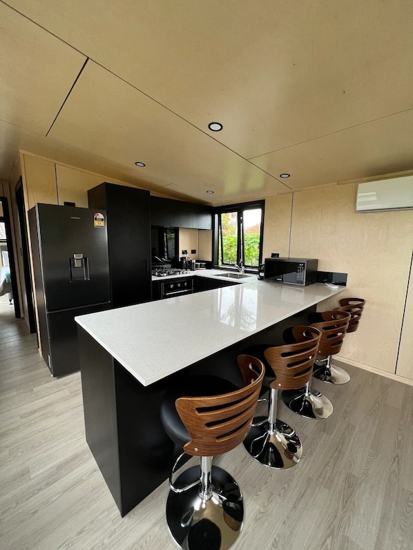 Kühlschrank, Mikrowelle, Ofen, Herdplatte