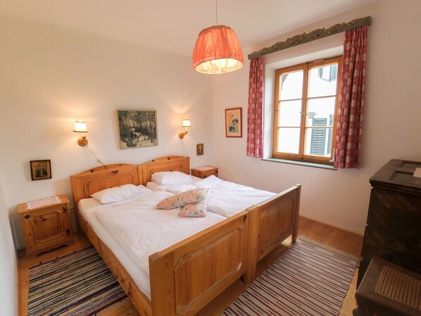 2 bedrooms, travel cot, free WiFi, bed sheets