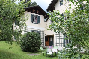 Outdoor dining - Cottage by the Lake (Steiermark)
