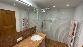 Dusche, umweltfreundliche Kosmetikartikel, Haartrockner, Handtücher