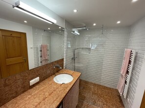 Dusj, miljøvennlige toalettsaker, hårføner og håndklær