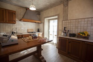 Fridge, microwave, oven, stovetop - Renovated historic house in the Borgo Antico in Gaggio Montano Bolognese Apennines (Gaggio Montano)