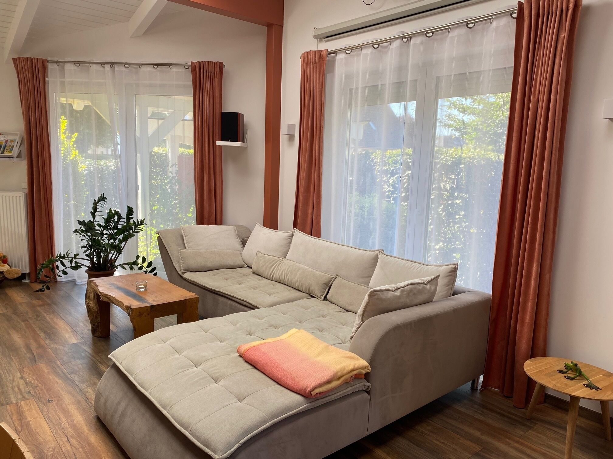 Smart-tv, eldstad, böcker och en stereo