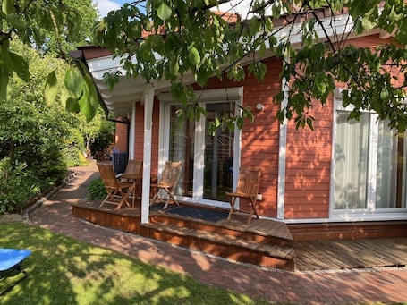 Terrasse/Patio. Moderne Ferienwohnung mit Kamin u. Garten, EG, 100qm, Nähe Weser u. Golfplatz