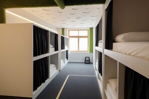 Tabla de planchar con plancha, wifi gratis y ropa de cama 