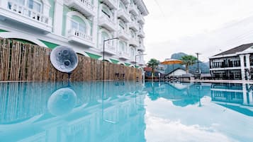 15 hồ bơi ngoài trời