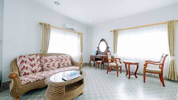 Suite monolocale luna di miele | Biancheria da letto ipoallergenica, una scrivania, postazione laptop