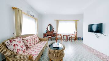 Honeymoon Studio Suite | Hypo-allergenic bedding, desk, laptop workspace, blackout drapes