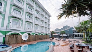 Un hôtel doté d’une piscine, d’un espace extérieur aménagé et offrant une vue sur les montagnes.