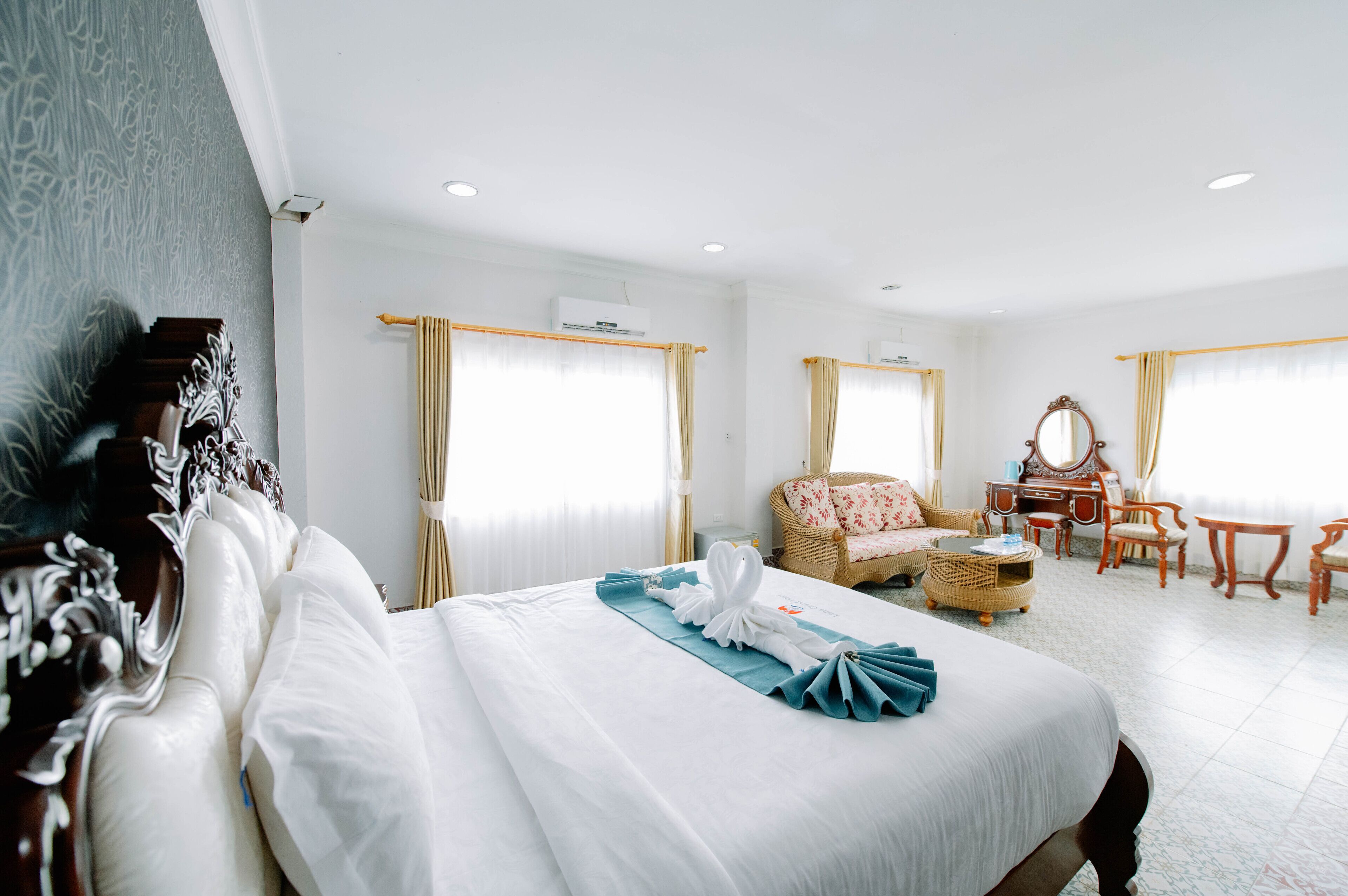 Honeymoon Studio Suite | Hypo-allergenic bedding, desk, laptop workspace, blackout drapes