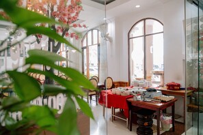 Free daily buffet breakfast - Lisha roungnakhone hotel (Vang Vieng)