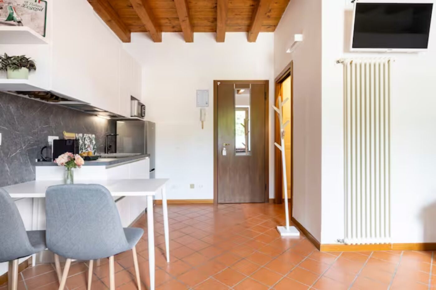 Lakeside studio: the perfect place for a romantic getaway or family vacation