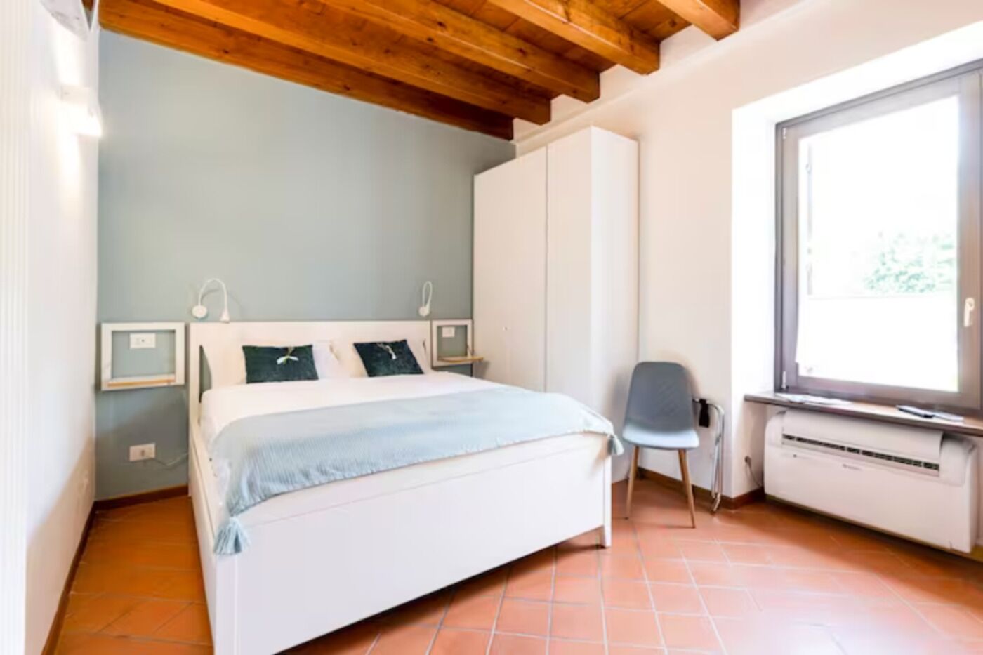 Lakeside studio: the perfect place for a romantic getaway or family vacation