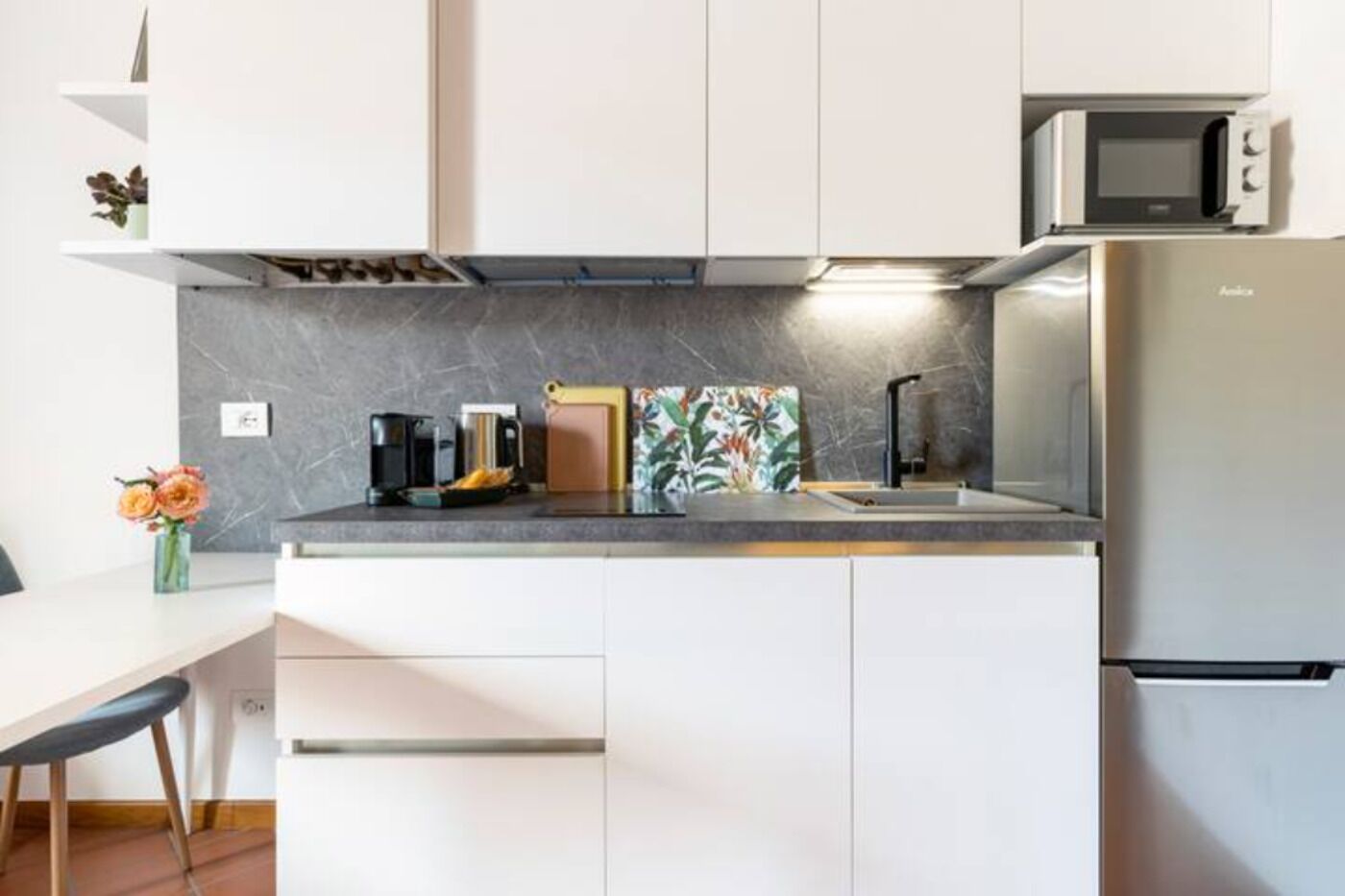 Lakeside studio: the perfect place for a romantic getaway or family vacation