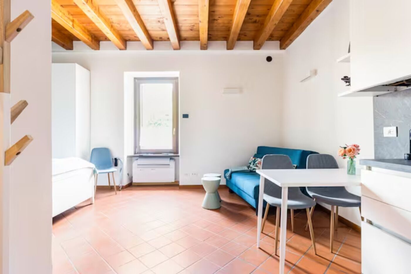 Lakeside studio: the perfect place for a romantic getaway or family vacation