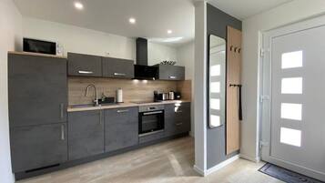 Kühlschrank, Mikrowelle, Herdplatte, Geschirrspüler