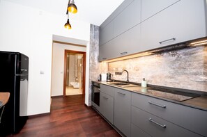 Fridge, oven, stovetop, dishwasher