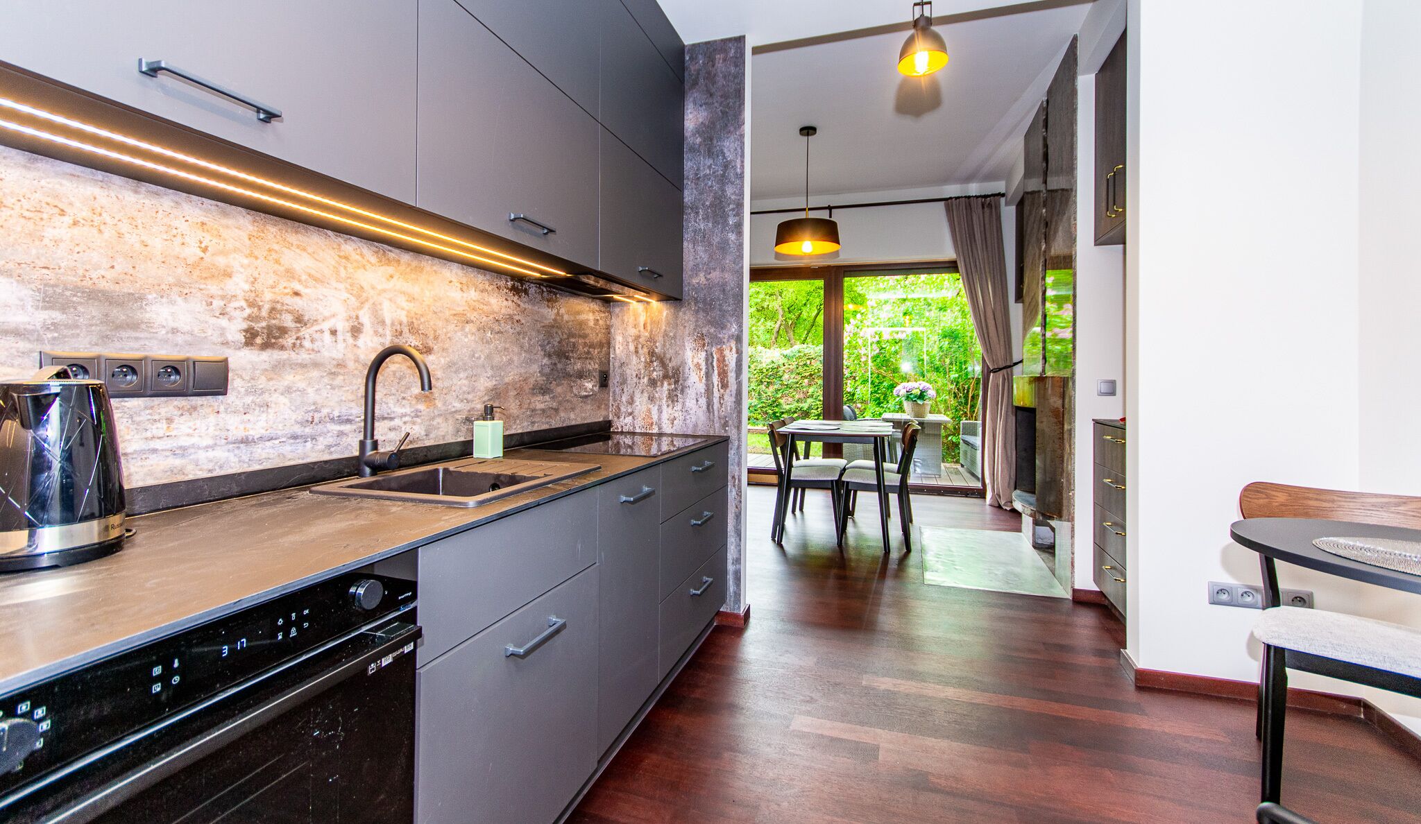 Fridge, oven, stovetop, dishwasher