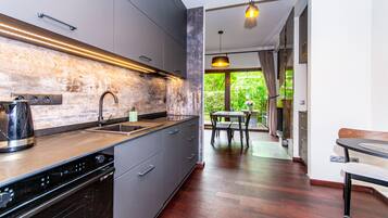 Fridge, oven, stovetop, dishwasher