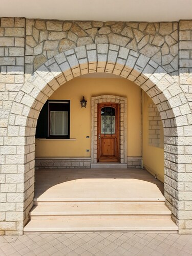 Just 9 km from the Adriatic Sea, L'Acero apartment.