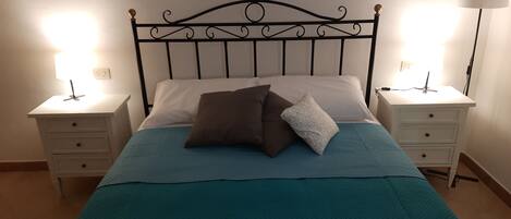 3 slaapkamers, een strijkplank/strijkijzer, gratis wifi, beddengoed