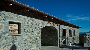 A stone building with a sign reading "PaeSe Mio". - PAESEMIO.CERVAREZZA (Ventasso)