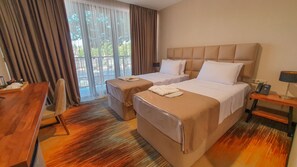 Standard-Zweibettzimmer | Individuell dekoriert, Schreibtisch, laptopgeeigneter Arbeitsplatz