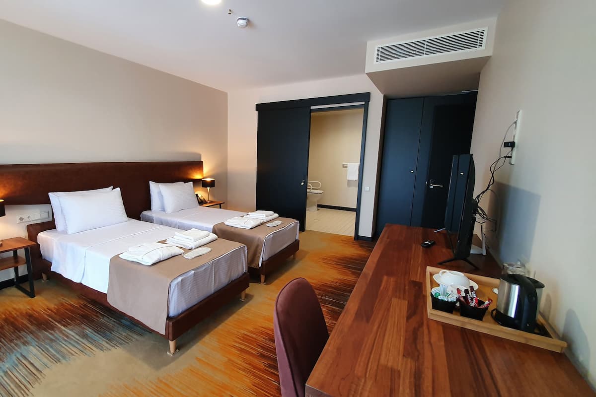 Comfort Studio, Accessible | Bathroom