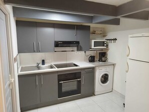 Een koelkast, een microgolfoven, een oven