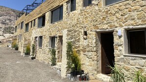 Un edificio de piedra con múltiples ventanas y techo de madera.