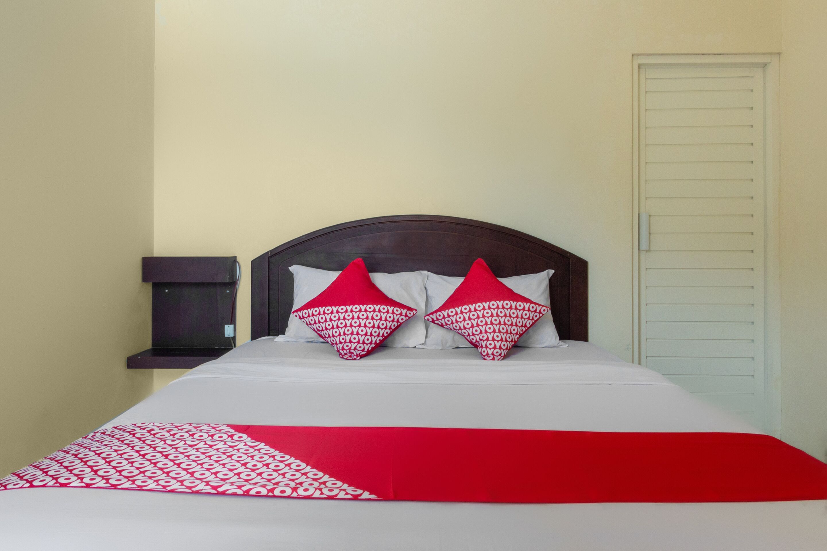 Desk, laptop workspace, free WiFi, bed sheets