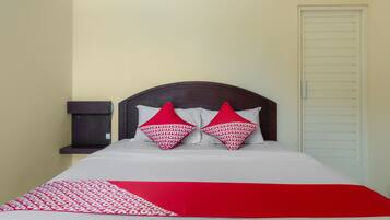 Desk, laptop workspace, free WiFi, bed sheets