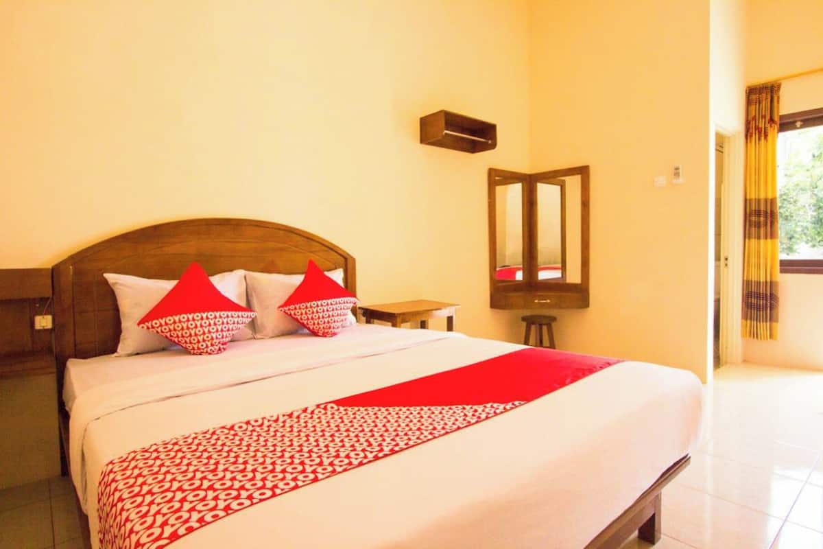 Desk, laptop workspace, free WiFi, bed sheets