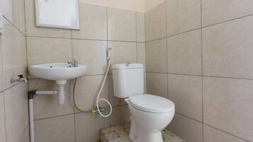 Habitación doble estándar | Baño | Regadera, toallas, papel de baño