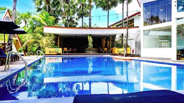 بار على حمام السباحة