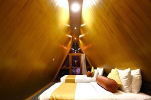 ملاءات إيطالية من طراز فريتي وأغطية فراش متميزة وخزنة داخل الغرفة ومكتب