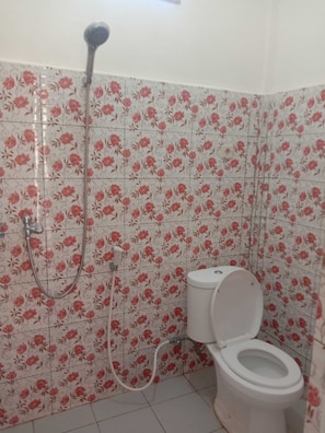 Quarto casal luxo | Banheiro | Chuveiro, toalhas de banho, papel higiênico