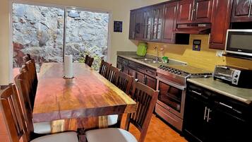 Kühlschrank, Wasserkocher mit Kaffee-/Teezubehör