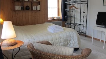 6 bedrooms, WiFi, bed sheets