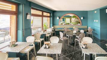 Petit déjeuner servi tous les jours en supplément