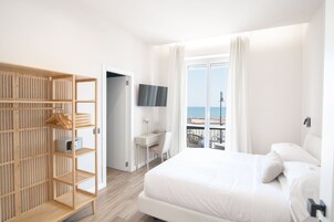 Escritorio, wifi gratis y ropa de cama 