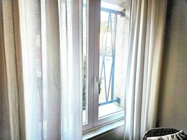 Escritorio, wifi gratis y ropa de cama 