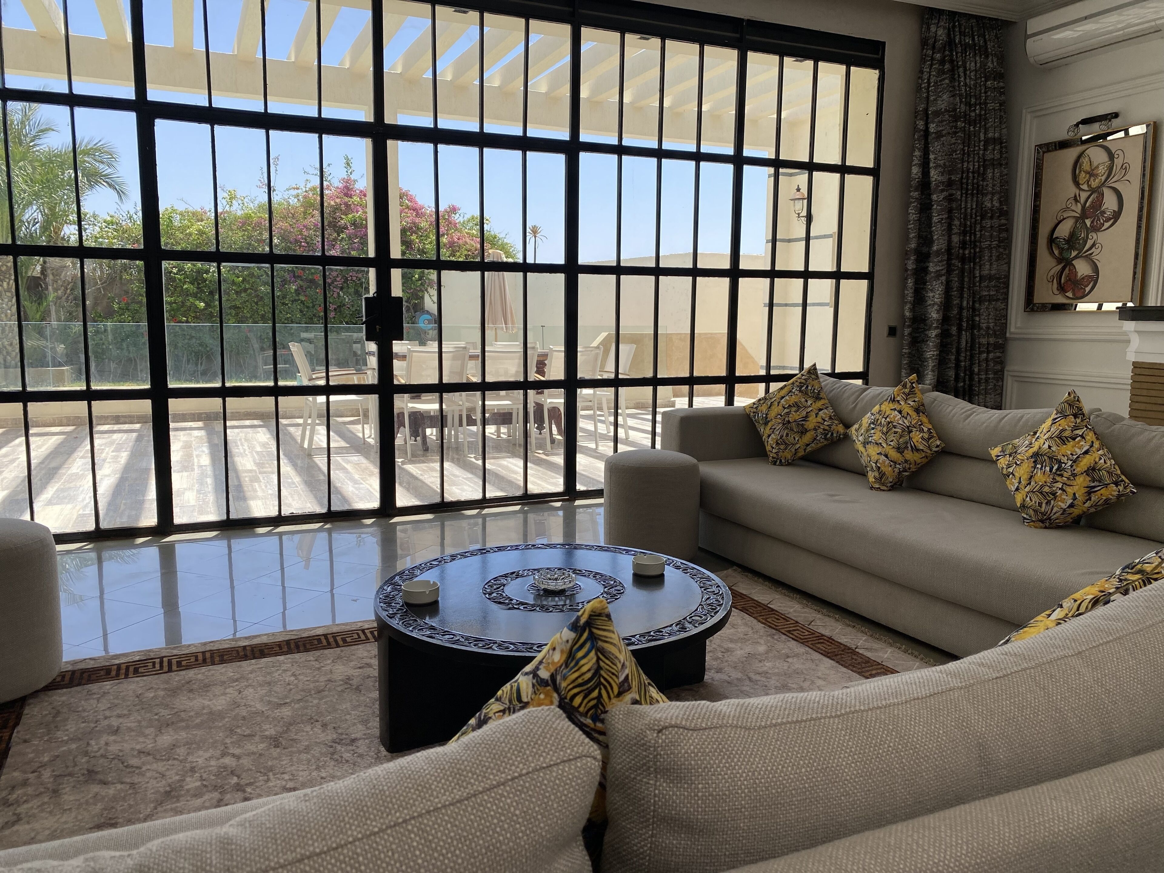 Smart-TV, peis, bøker og stereoanlegg