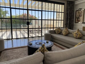 TV connectée, cheminée, livres, chaîne hi-fi