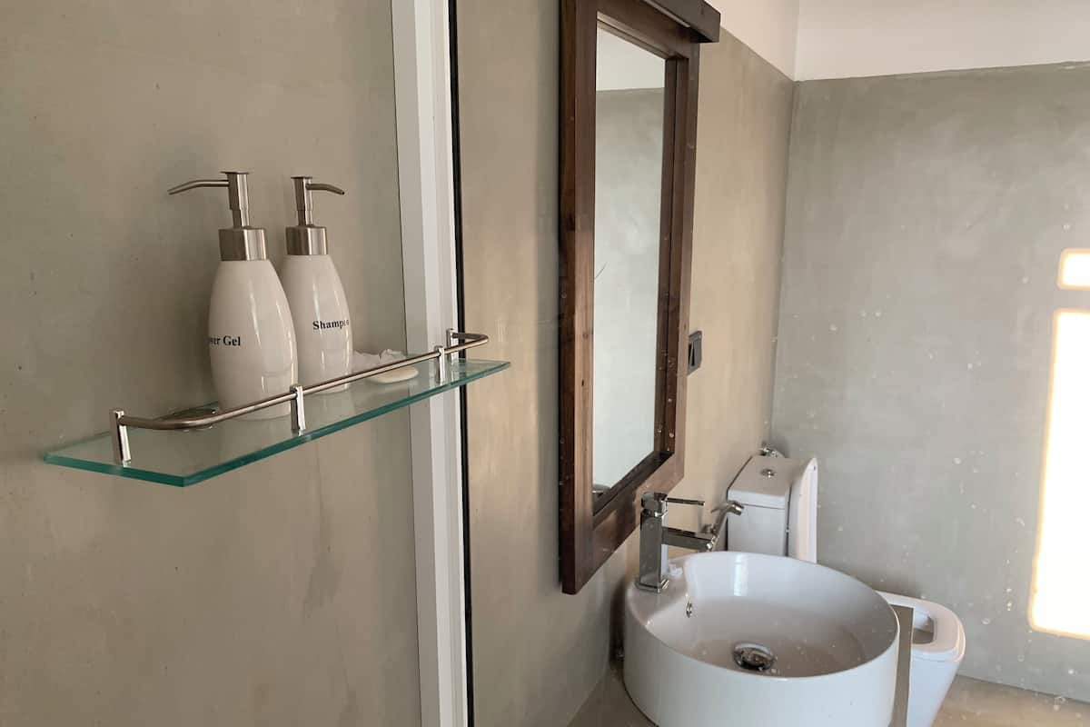 Phòng 3 tiện nghi đơn giản, cạnh hồ | Phòng tắm | Buồng tắm vòi sen, vòi sen phun mưa, máy sấy tóc, áo choàng tắm 