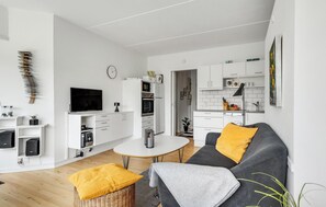 Een televisie, een dvd-speler en een stereo