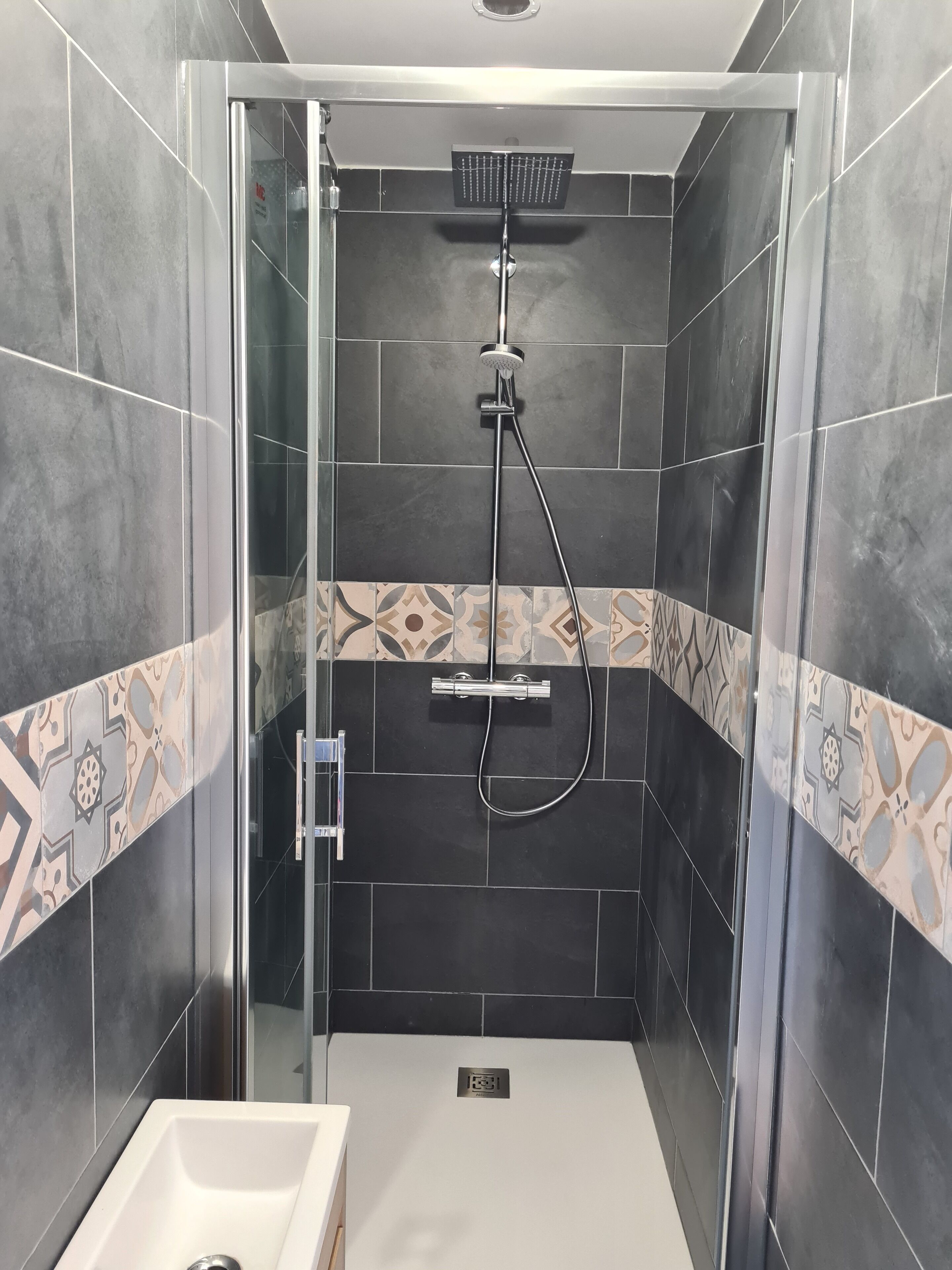 Douche, baignoire à jets, sèche-cheveux, savon