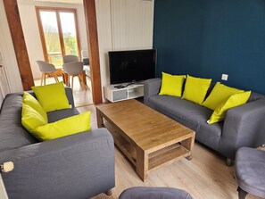 電視、壁爐、乒乓球設施、書籍