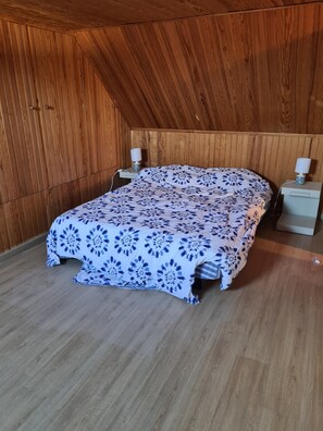 8 bedrooms, desk, iron/ironing board, free WiFi